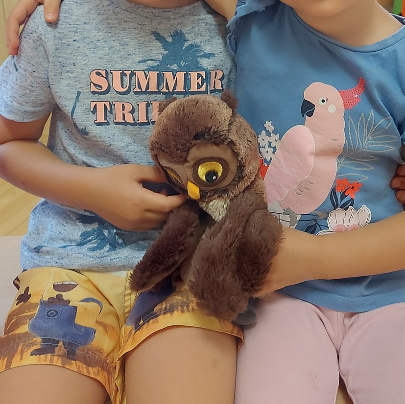 Kinder mit Stofftier