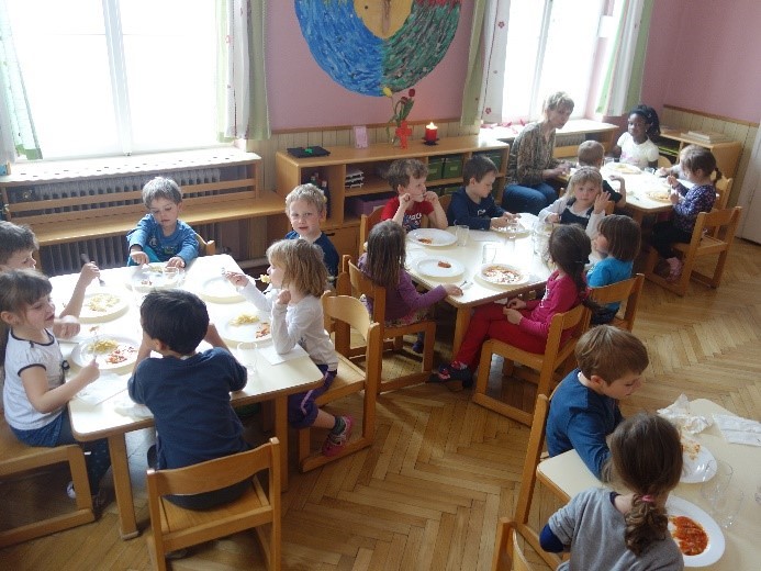 Kinder beim Mittagstisch